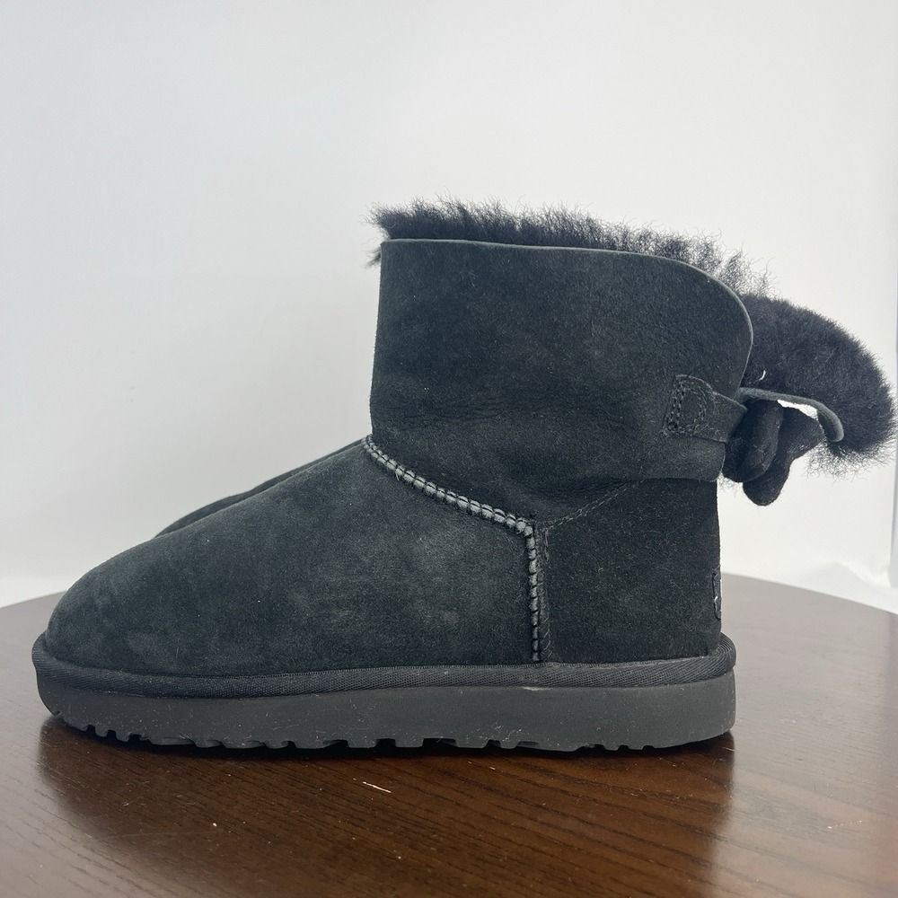 UGG Bailey Bow Ankle‎ Boots Women's 8 Black Suede sheepskin Lined Shoes 1093209